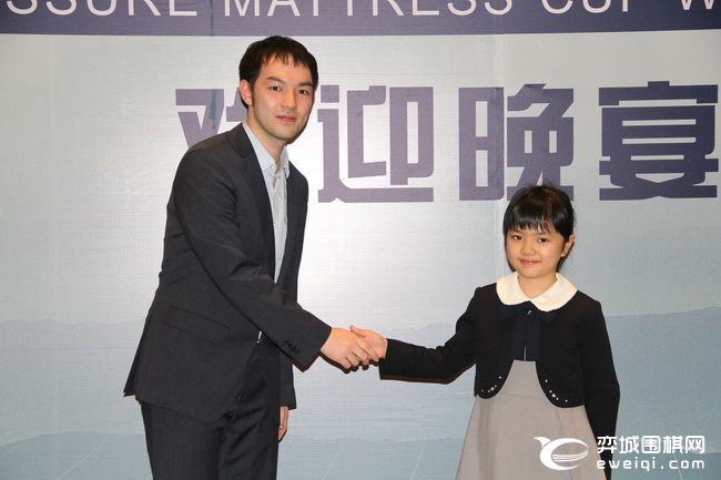 日本10岁天才萝莉来了：仲邑堇出席梦百合杯开幕式