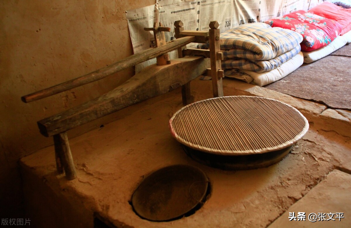 膯，在古代汉语中，意思吃得太多肚子难受，今天我们写作撑