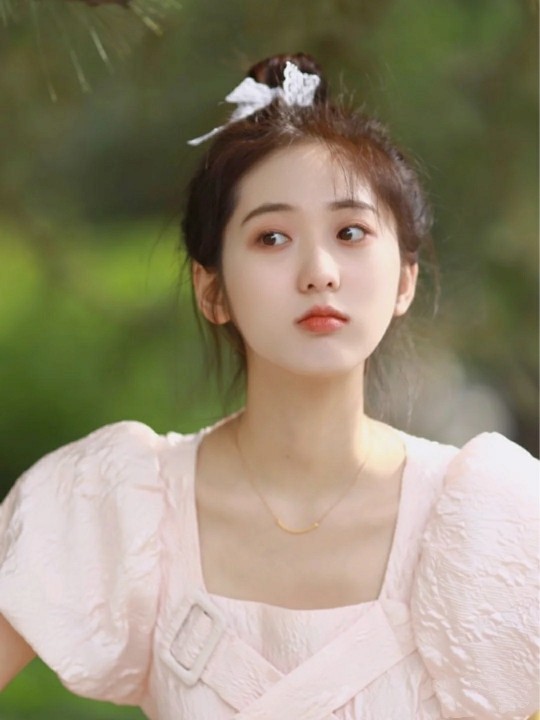 减龄丸子头的简单扎法发量少,减龄丸子头简单扎法显蓬松