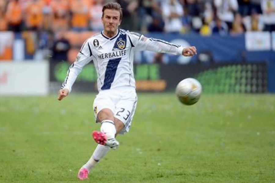 在空中画出了一道弧线,在空中划过一道抛物线