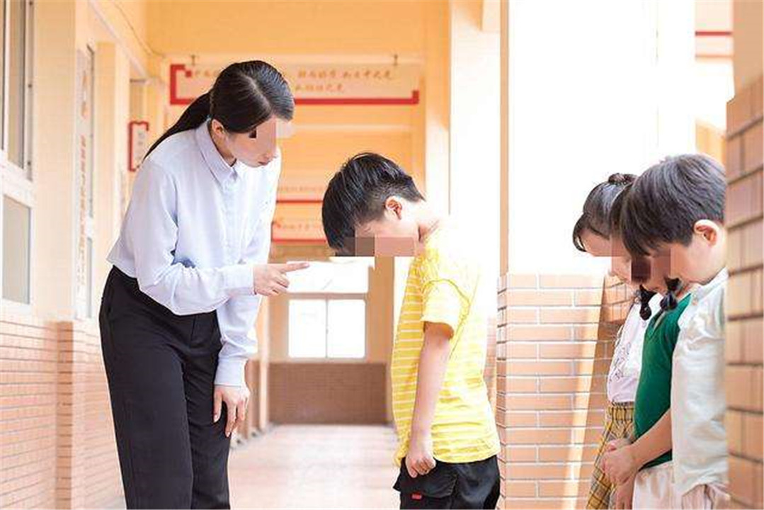 当孩子被同学欺负家长应该怎样做,被同学欺负父母劝你大度忍耐