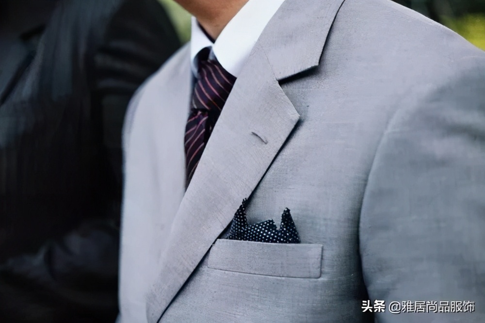 男士黑色西装搭配什么颜色打底衫,男士休闲西装外套怎么穿搭配好看