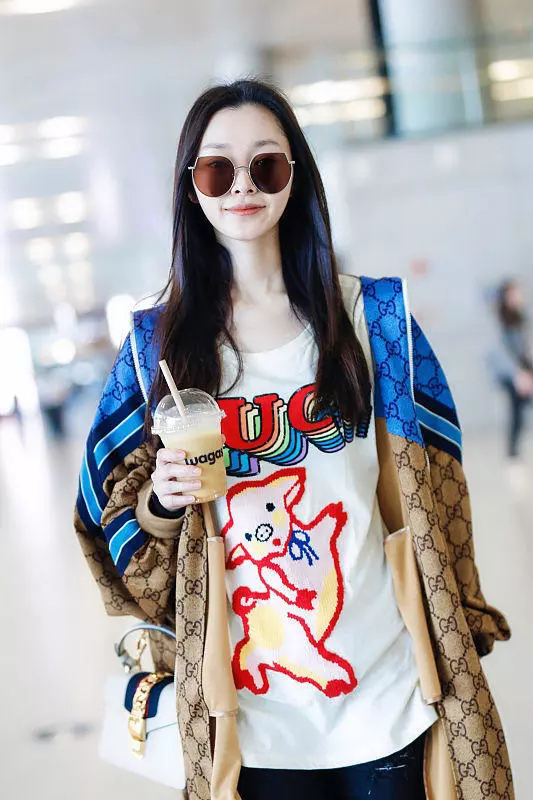 ​宋轶一路走红衣品提升很快！运动风衣+T恤小白鞋，又休闲又甜美