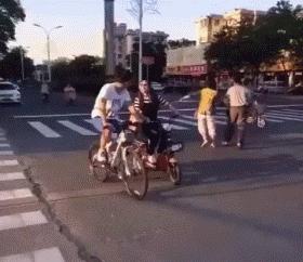 爆笑gif为了我的八块腹肌拼了,成年人幽默搞笑gif图片带字