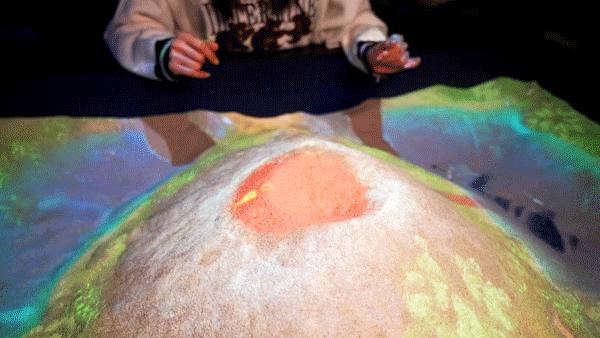 日夜不同科技感，春节潮玩创新方