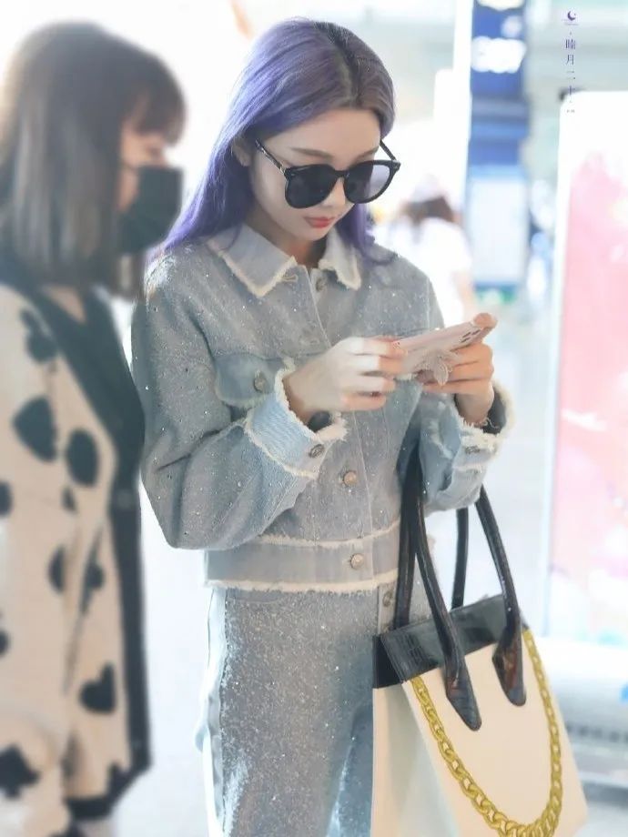 这才爆红一年就这么能“装”了?3w的包一背我都认不出来了…