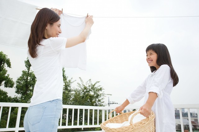 白衣服油渍污渍怎么洗白实用妙招,白色衣服染色怎么洗白最简单方法