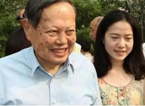 杨振宁真的让翁帆改嫁吗,嫁给杨振宁前翁帆经历了什么