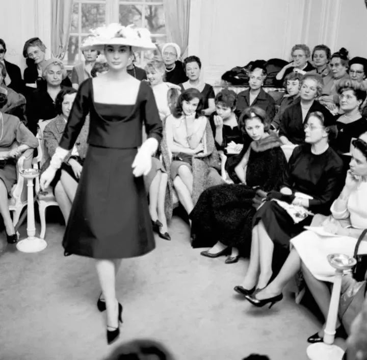 服装设计师助理需要哪些条件,服装设计师助理一般都干嘛