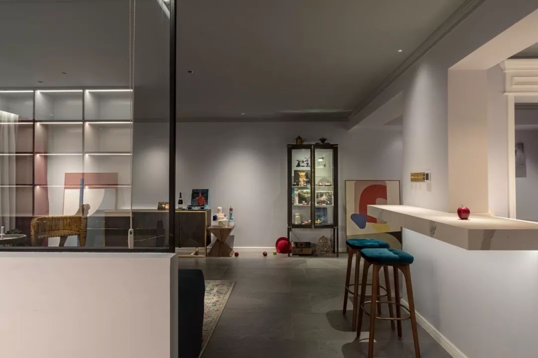 28岁成都女孩180㎡豪宅爆红！砸100W做1室3个衣帽间：壕无人性