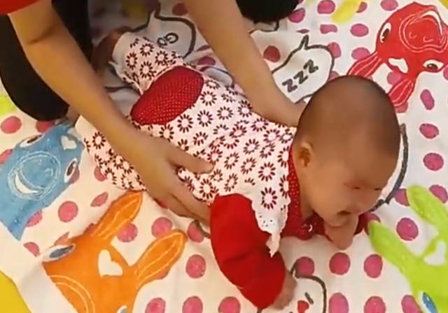 宝宝不爬就可以走吗,宝宝会爬不愿意爬怎么办