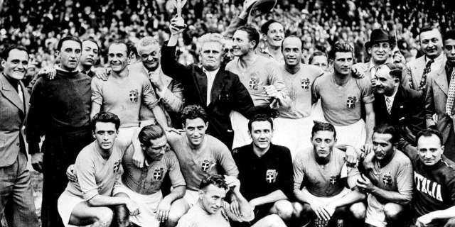 足球战术史,足球4-2-4阵型的优缺点