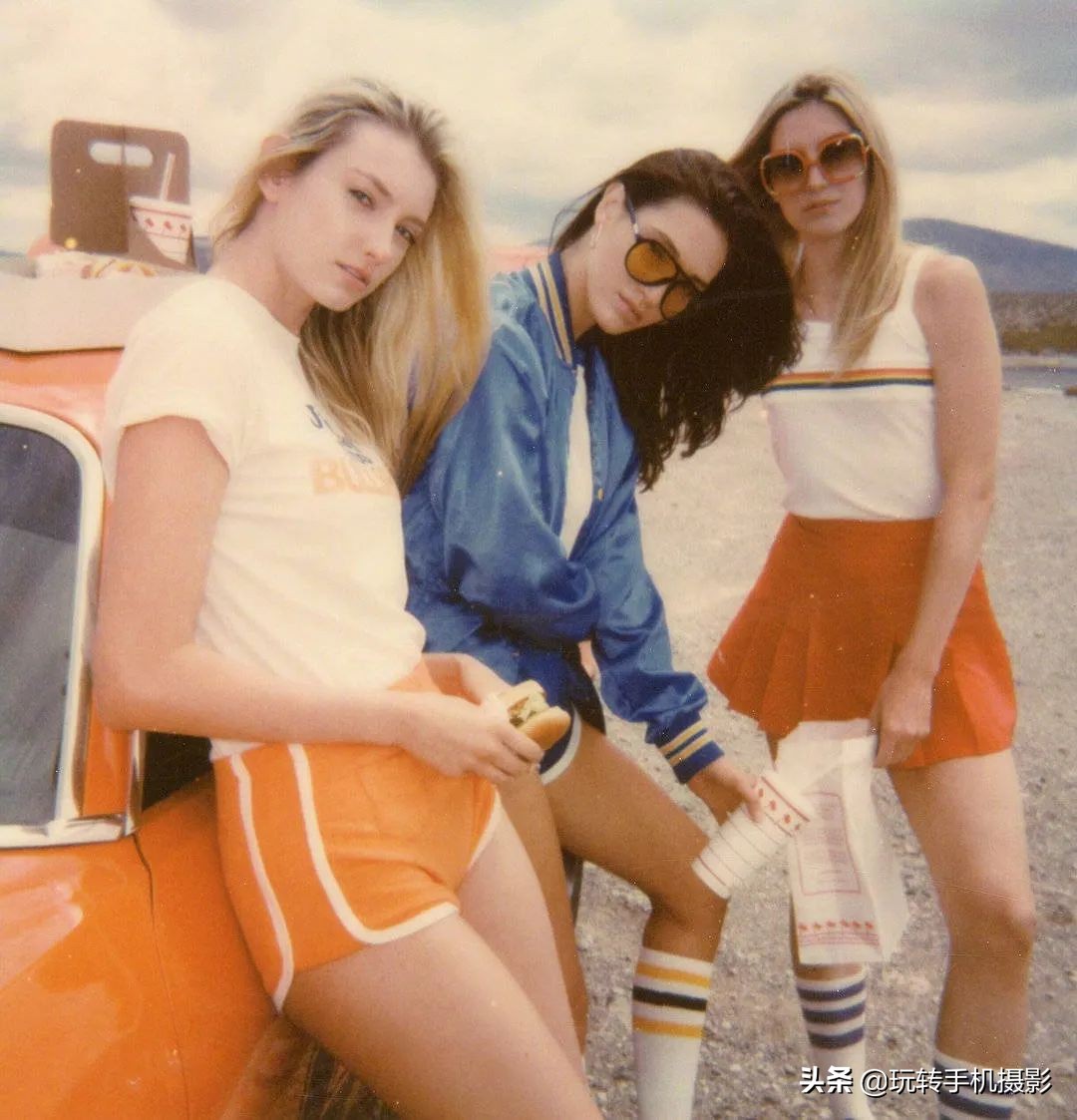 闺蜜拍照姿势创意二人,闺蜜雪地拍照姿势大全