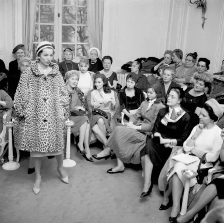 服装设计师助理需要哪些条件,服装设计师助理一般都干嘛