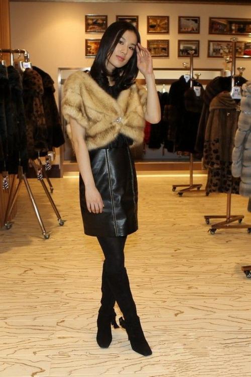 黄圣依富贵典雅美得惊艳,黄圣依穿呢子大衣图片