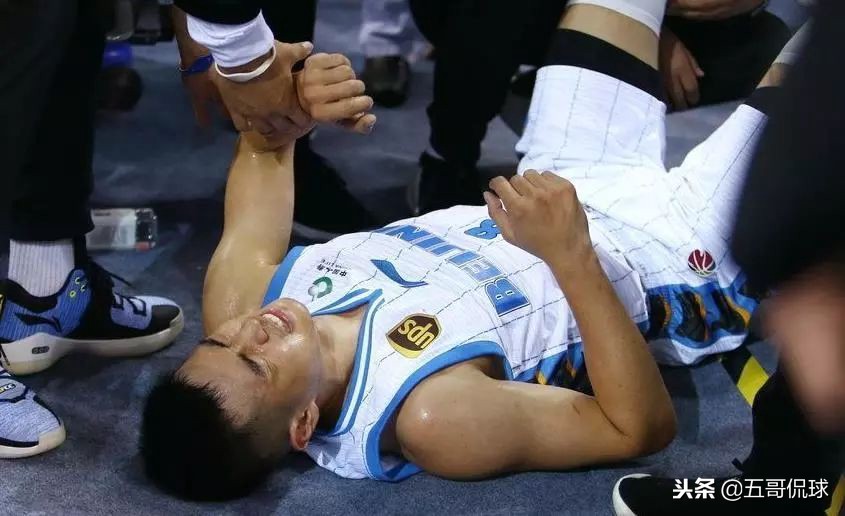 cba垫脚名场面判罚,cba球队不满裁判判罚直接离场处罚