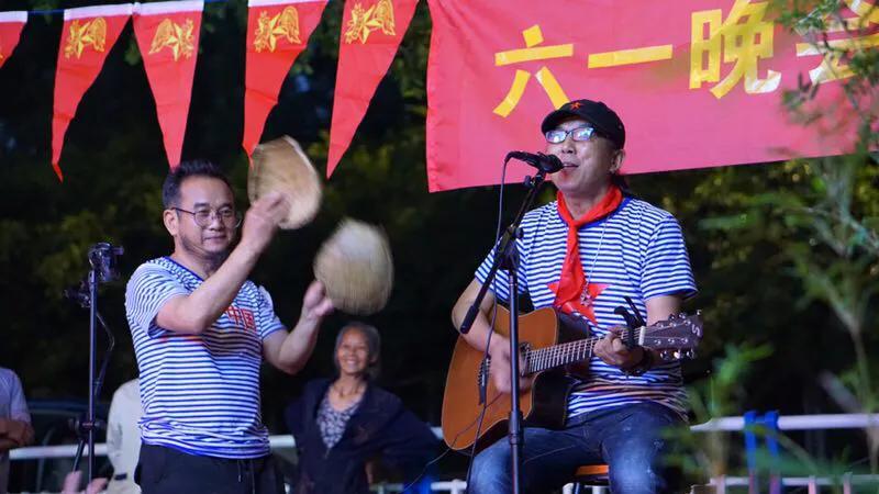 超龄儿童戴红领巾图片,戴红领巾的小朋友六一儿童节