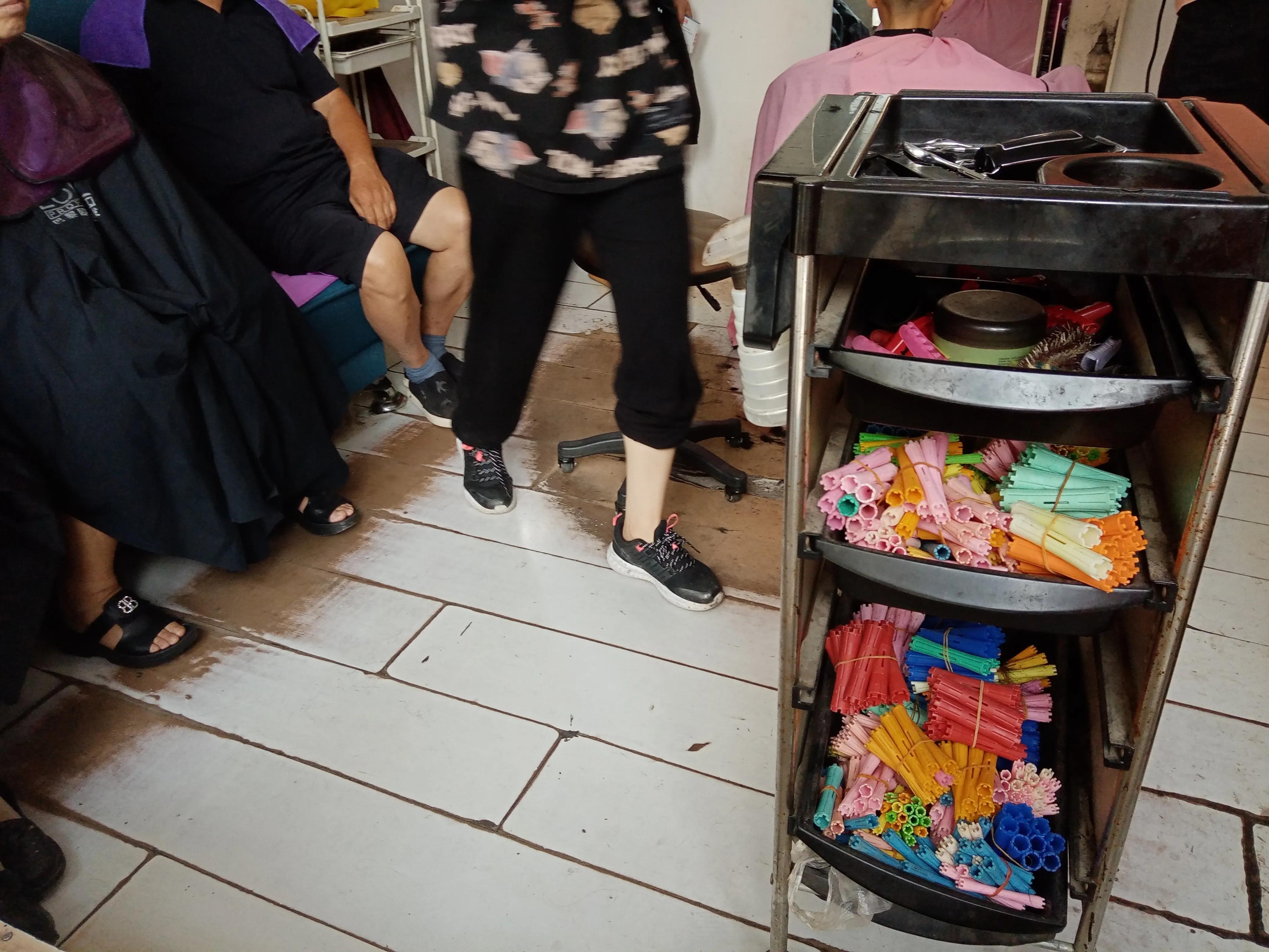 普普通通的小理发店,一个普通的理发店收入有多少