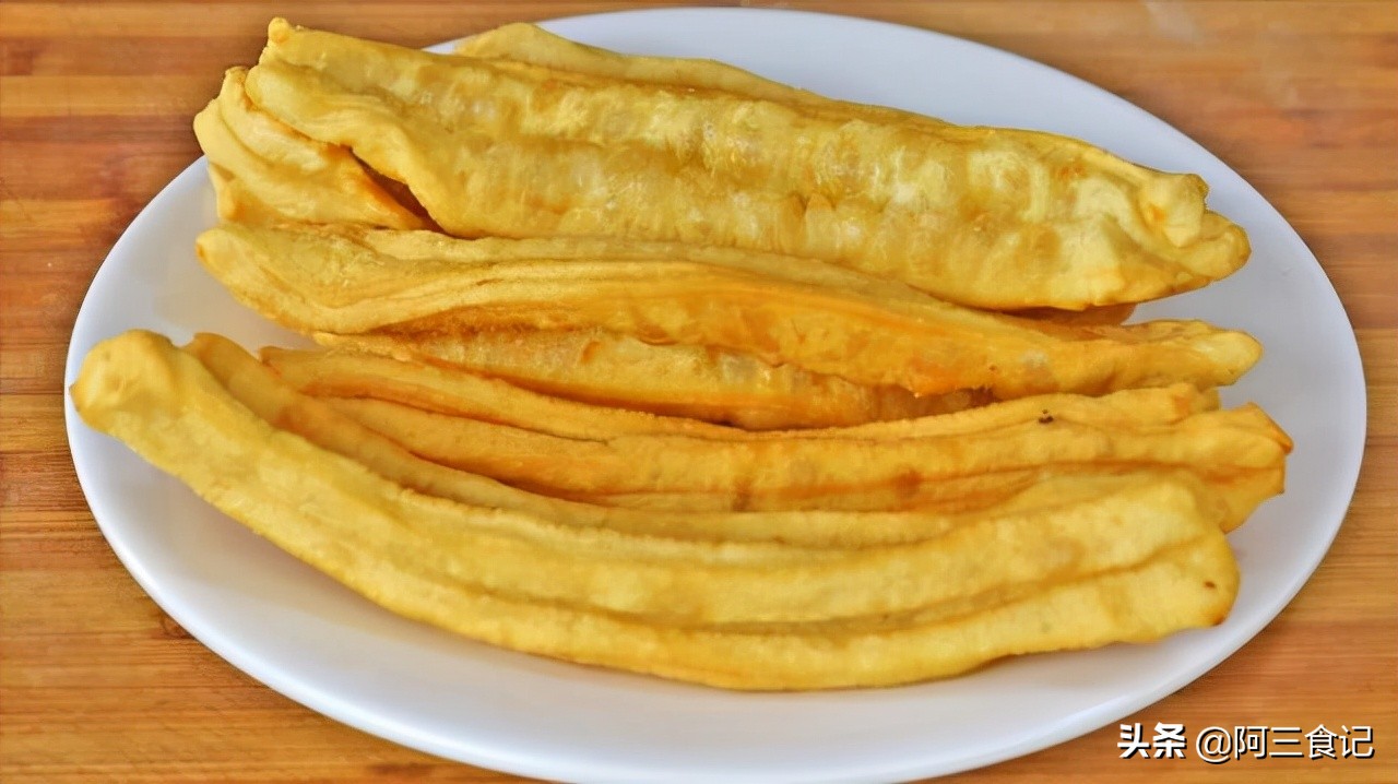 油条别再买着吃了，教你传统老配方，出锅蓬松酥脆，全家人超爱吃