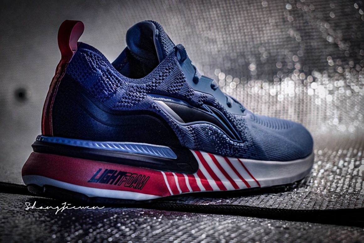 李宁超轻19和安踏跑鞋哪个好,公认脚感最好的10双国产跑鞋安踏