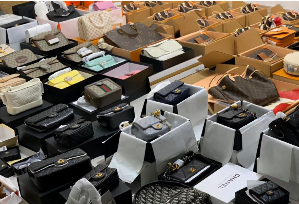 mcm背包哪款实用,mcm背包红色布艺