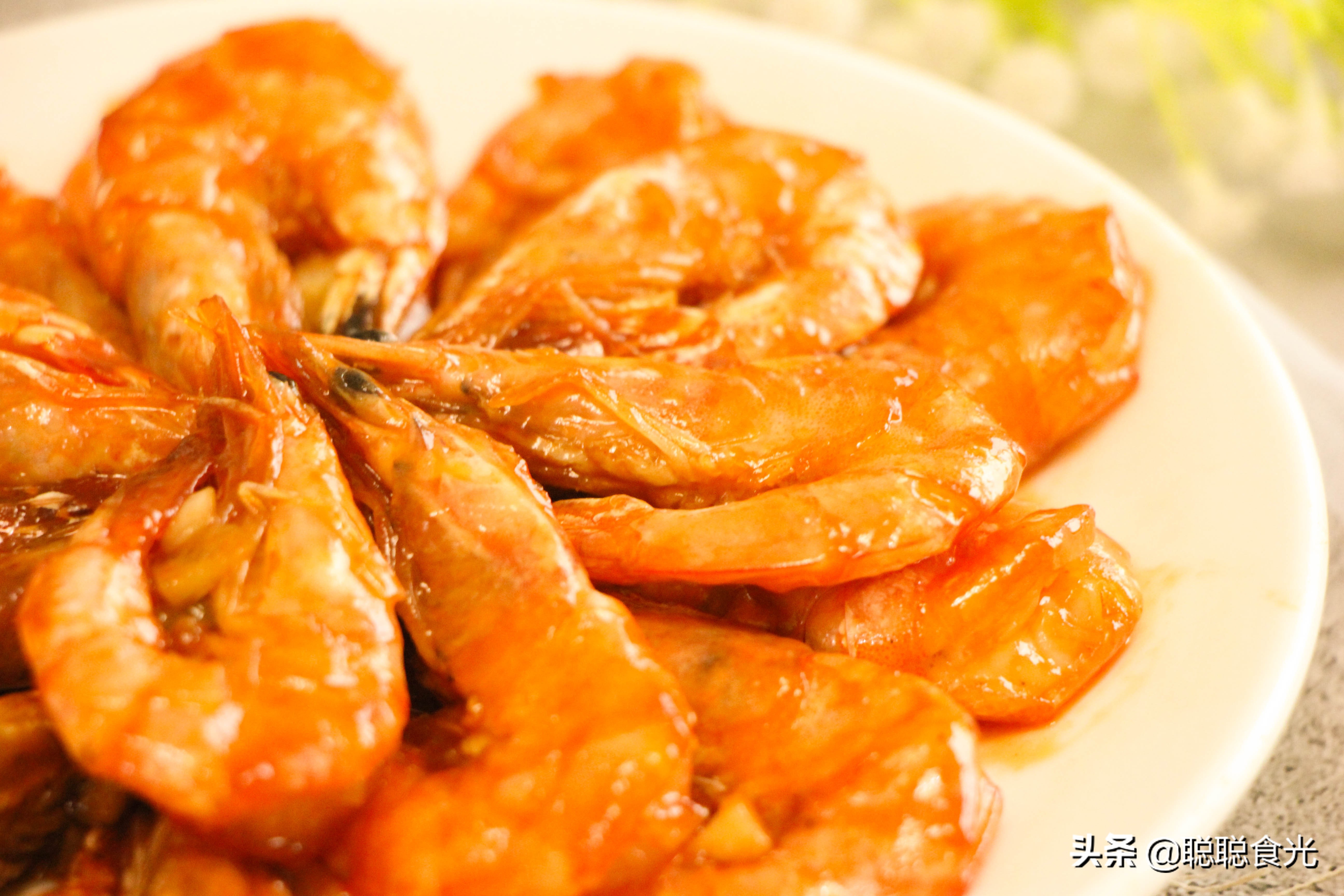 年夜饭必备的蒜蓉大虾蒜香入味,年夜饭白灼大虾全家人都爱吃