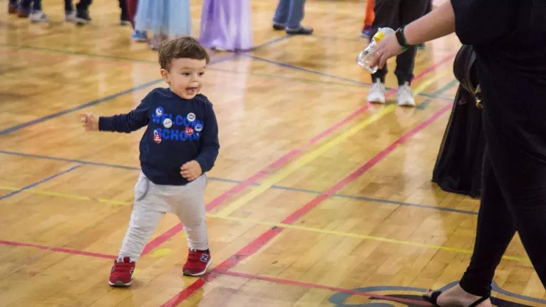 有墨西哥肉卷德国香肠，有棒球运动彩绘走秀，这个学校在干嘛？！