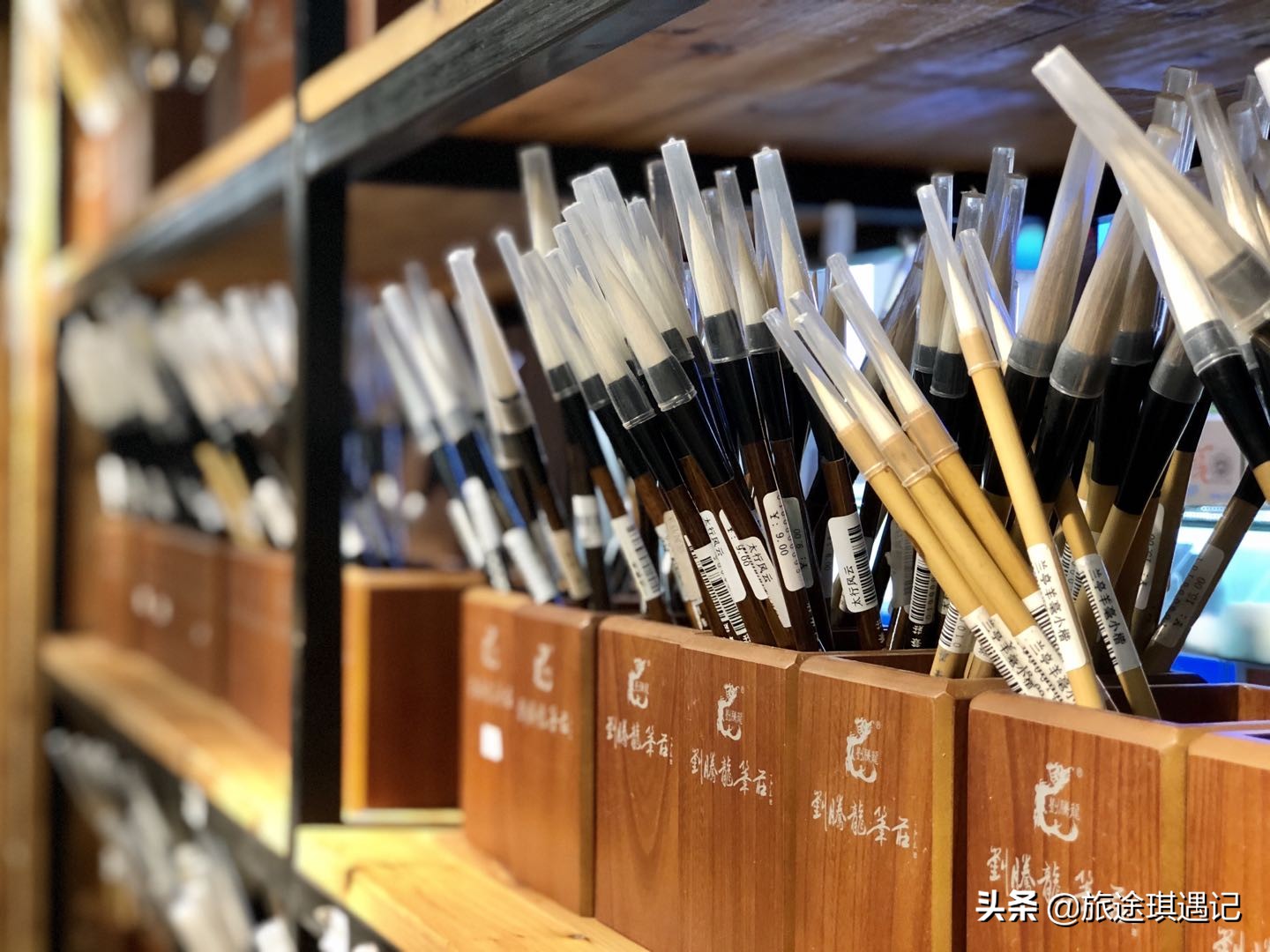 开封真正的千年老街,随着商业化入侵,老书店能否战胜铁板鱿鱼?