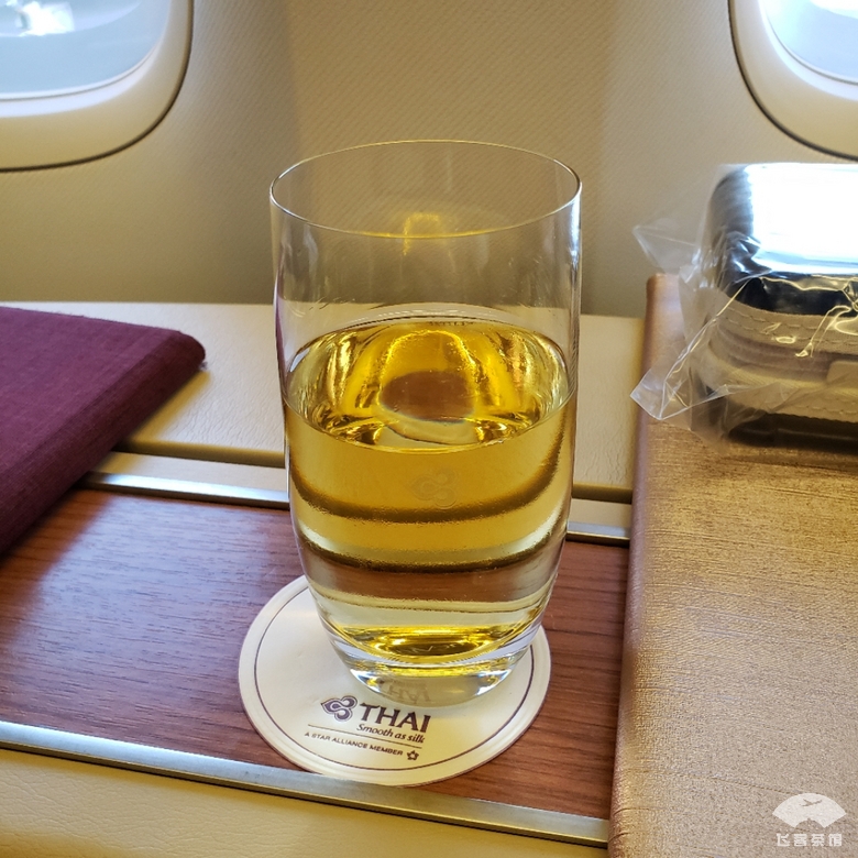 打卡泰航波音747头等舱，贴心空姐疯狂投喂，大龙虾鱼子酱吃到撑