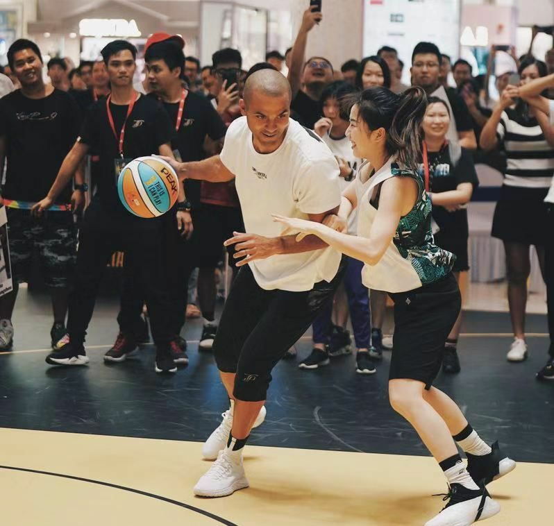 她是马尾辫篮球女神,大四时被帕克“袭胸”,如今成职业裁判