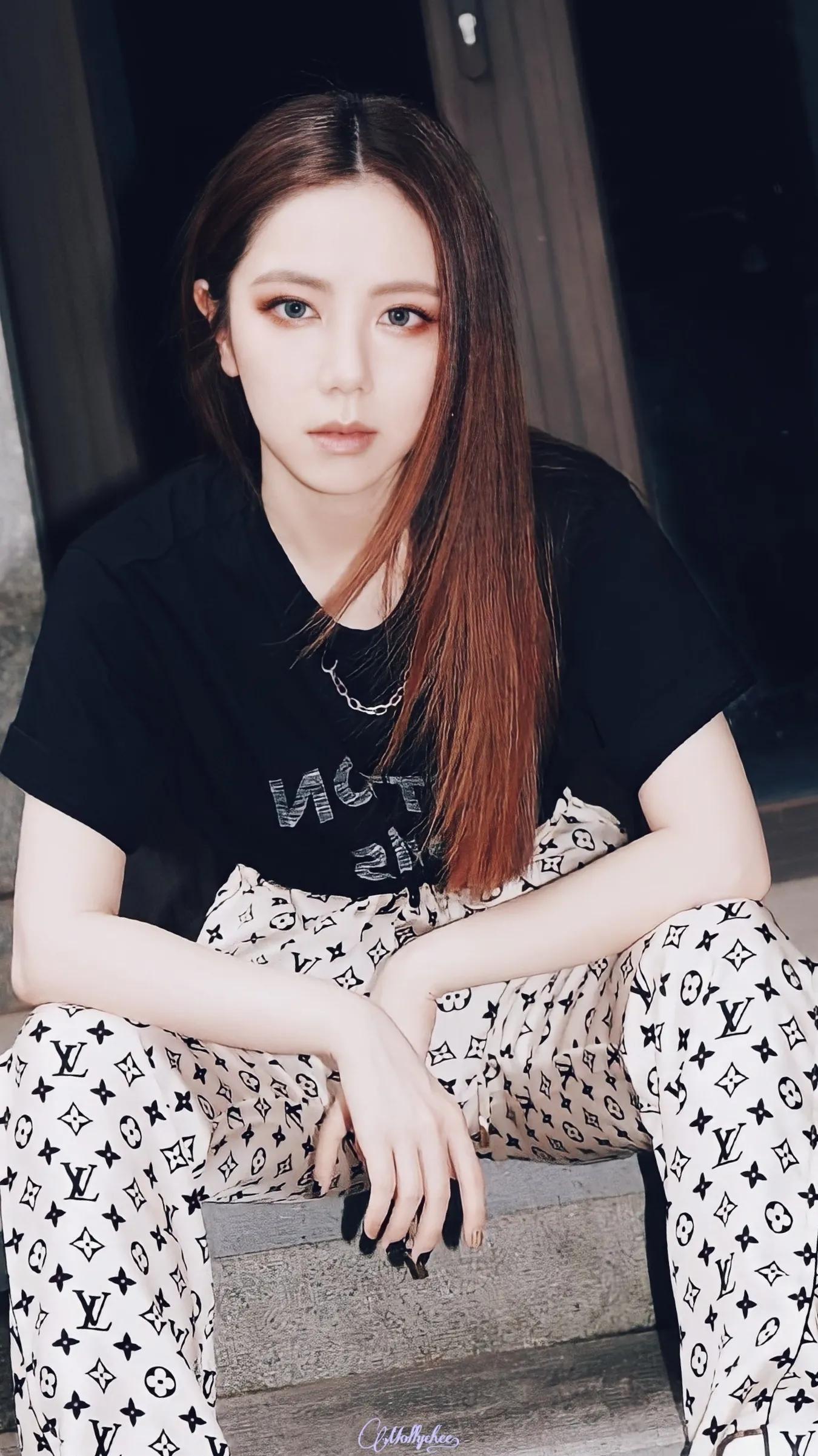 邓紫棋在歌坛的地位能和王菲比吗,邓紫棋会成为华语乐坛天后吗