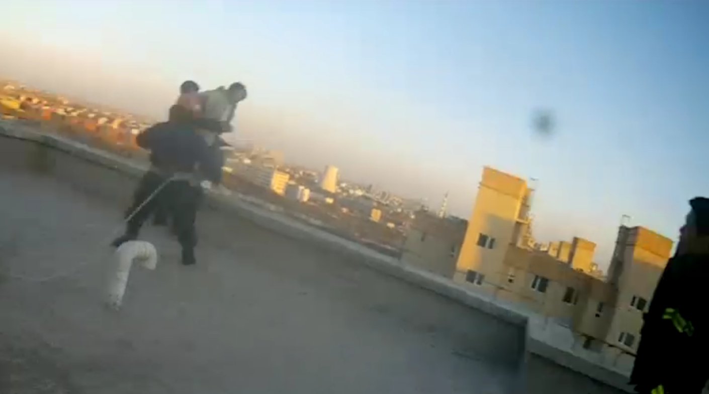 女子33层楼顶欲轻生民警一把拉住,24层楼顶救轻生女孩