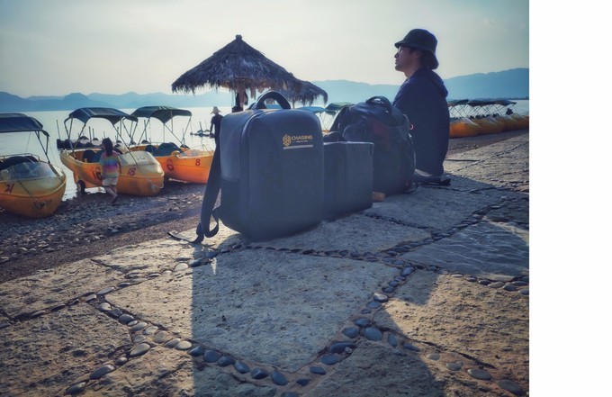 在高山湖泊边拍摄的风景照片湖底,绝美天池风光摄影照片