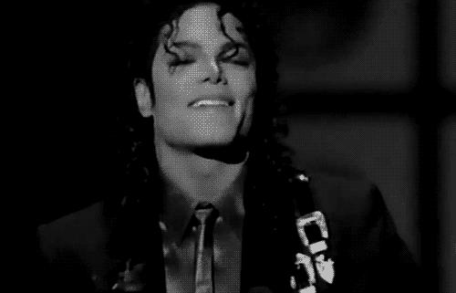 迈克尔·杰克逊演唱会晕倒5000人，死亡23人，他却被控娈童、整容
