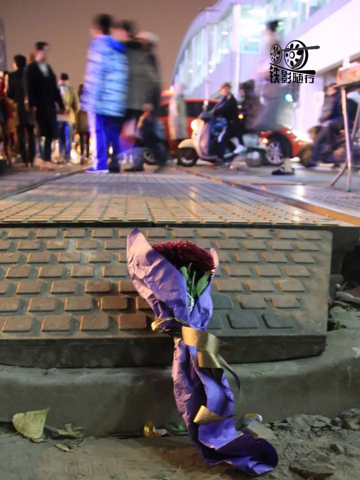 行人车辆请注意火车就要来了,行人车辆请注意火车来了不要抢道