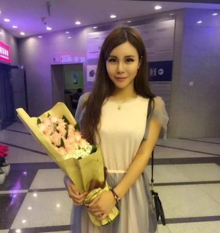 拜金女马诺嫁入豪门了吗,当年宁愿坐在宝马里哭的女孩