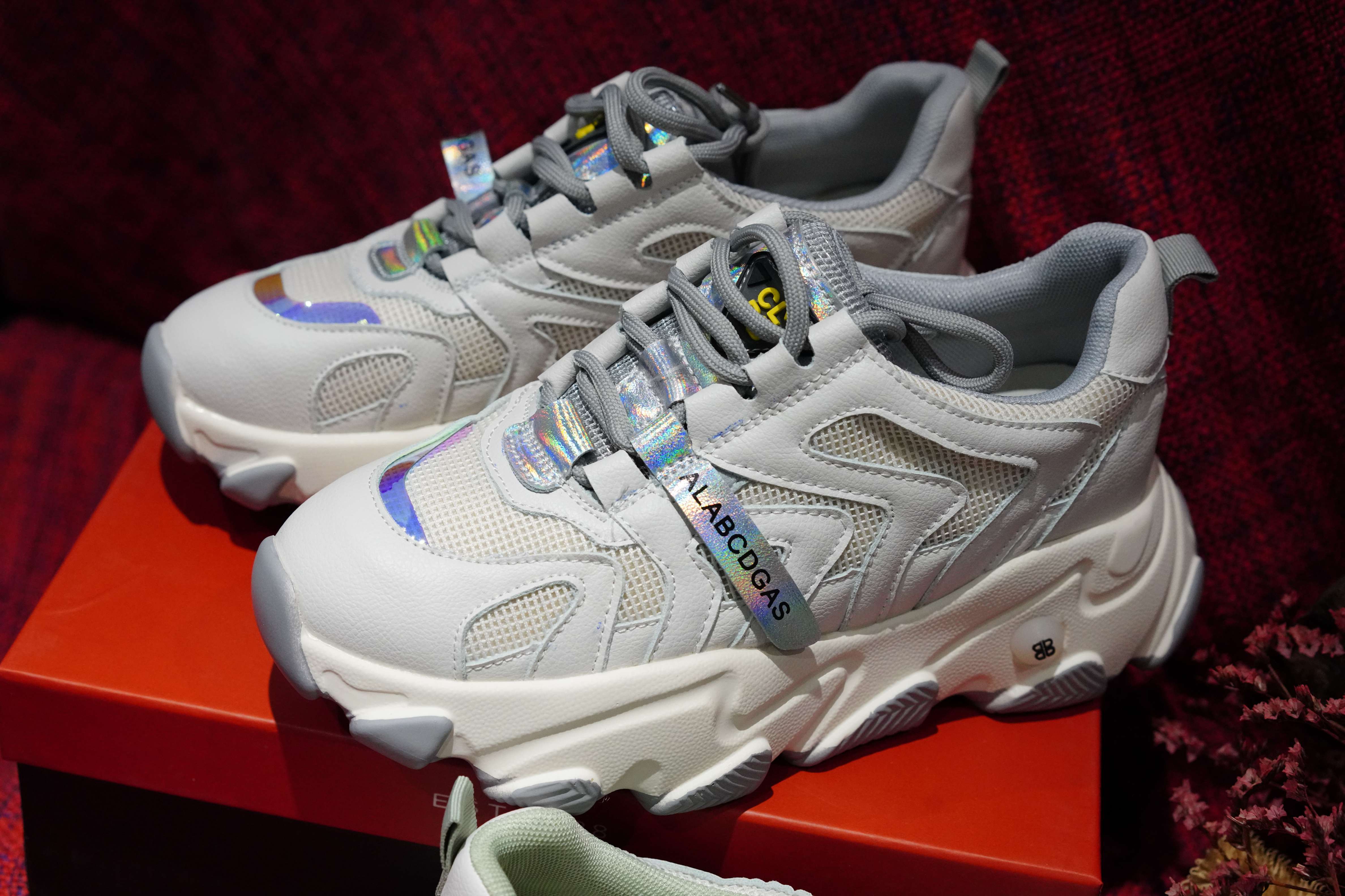 夏季哪款老爹鞋穿显脚秀气,最洋气夏季老爹鞋