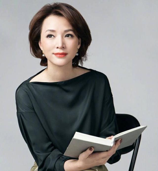 这才是央视才女的样子，笔迹龙飞凤舞，认字如识面