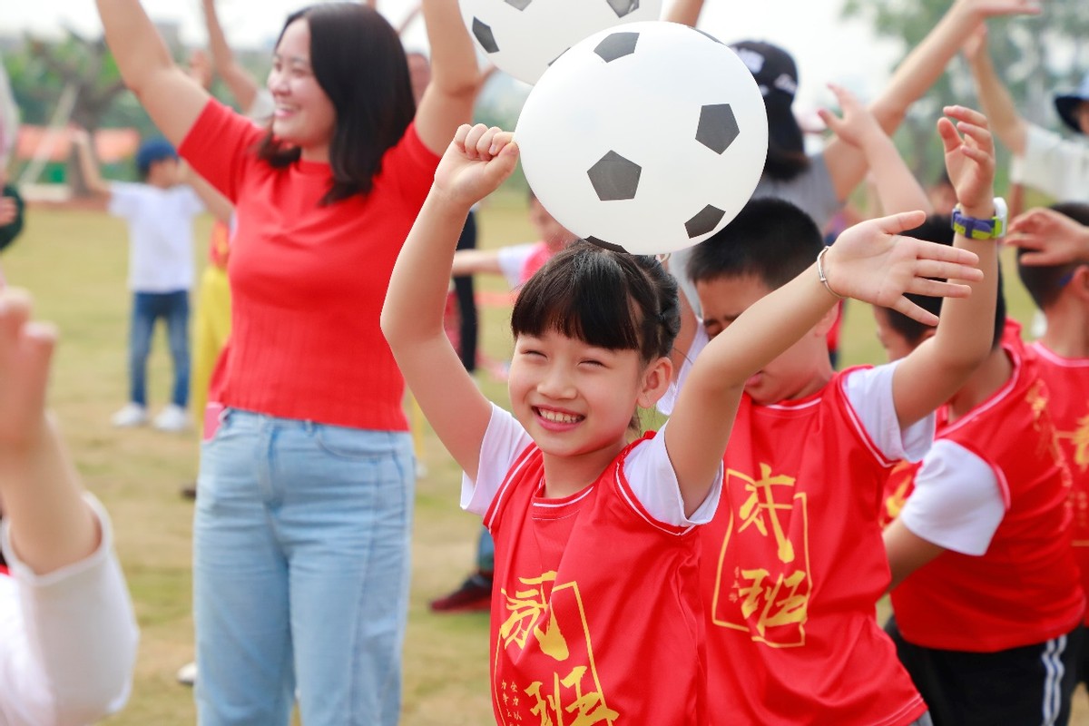 亲子足球嘉年华广州上演,小学足球嘉年华亲子运动会