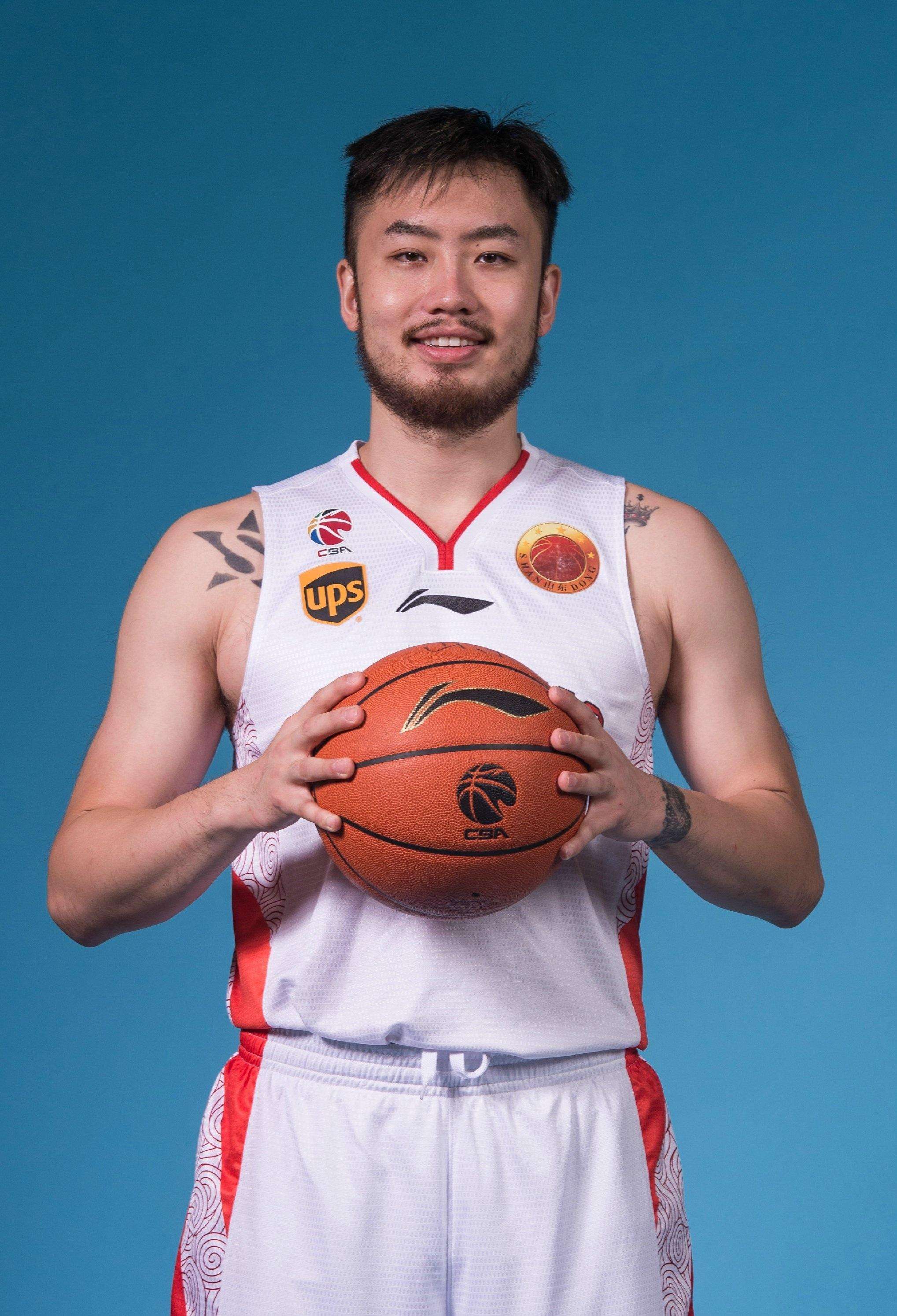 前山东队长睢冉退役后,个人朋友圈再发声,往事清零爱很随意