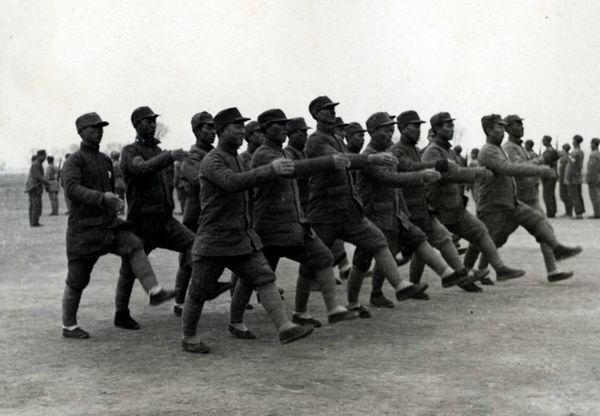 山河带砺：冲过来小日本那把*刀军**真好，一定要抢到手