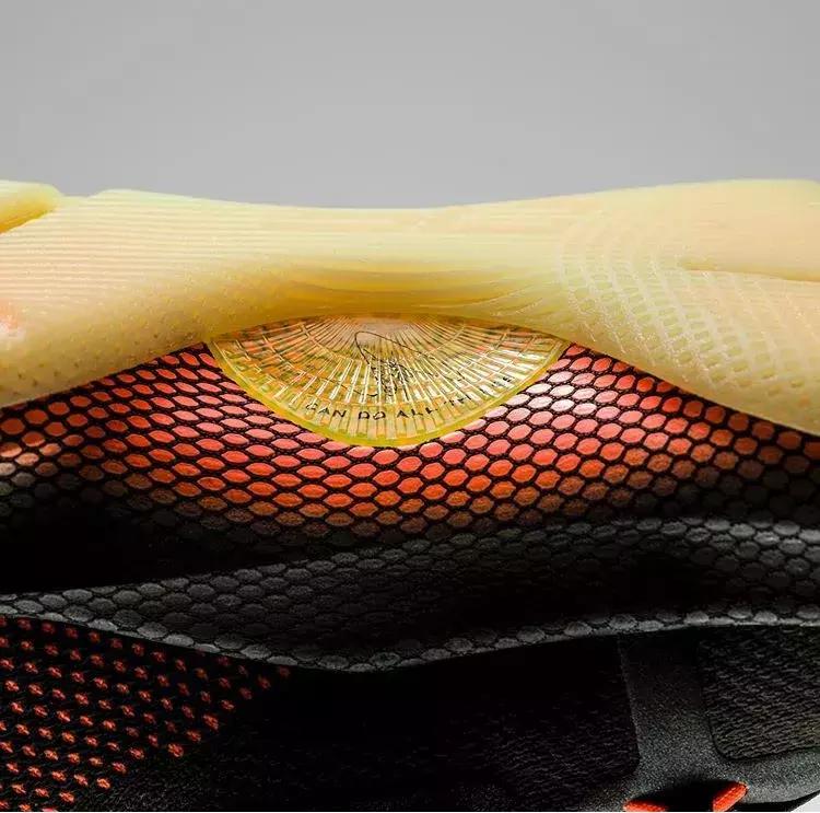 库里4flow鞋底会不会发光,库里hovrsplash蓝色鞋底