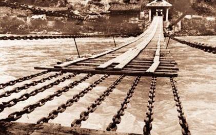 泸定桥上的大铁环是怎么修上去的,泸定桥上的铁环为什么几百年不烂