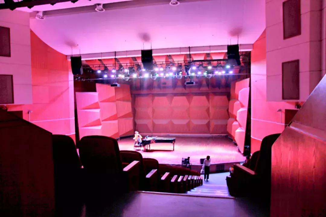 武昌这所低调的大学坐拥一线江景，教学楼窗外就是黄鹤楼