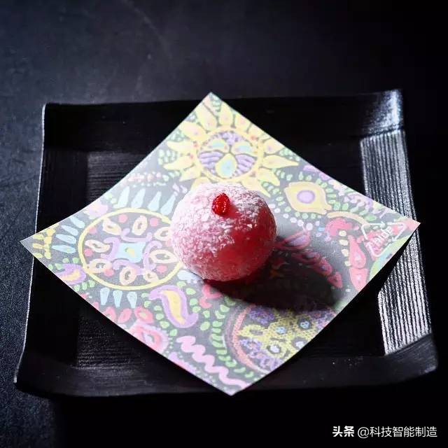 他说自己不是日本匠人，而是和果子艺术家，他做的和果子不忍吃掉