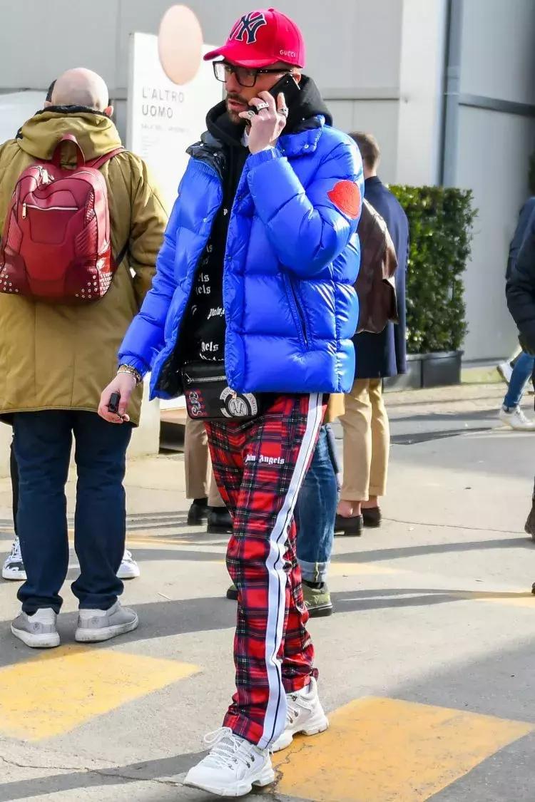 运动裤的多种穿搭方式,男生灰色运动裤怎么穿搭