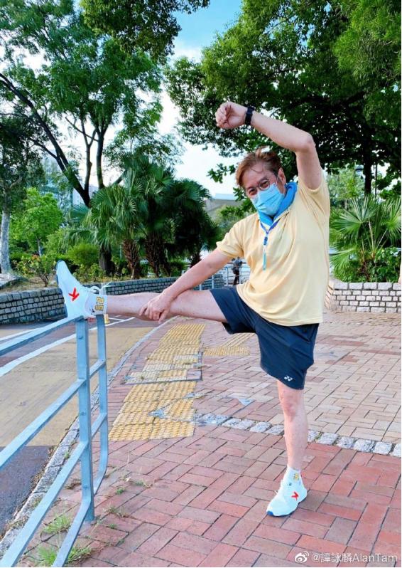 谭咏麟69岁健身照,谭咏麟晒照片