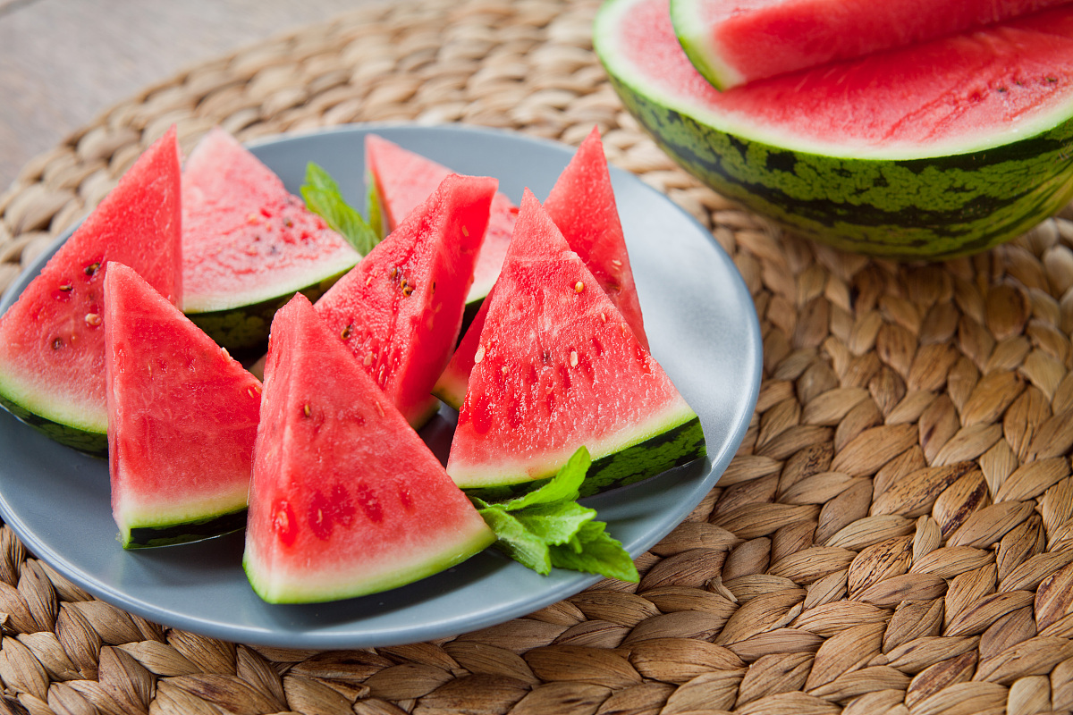 日本妹子在中国买水果,日本妹子到中国吃西瓜