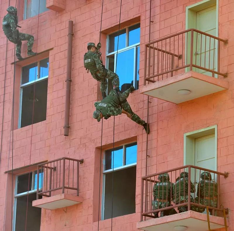 中国*警武**！是时候上头条了