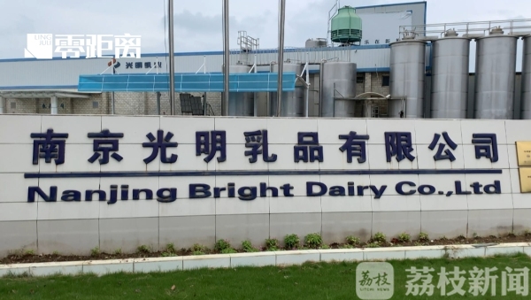 光明牛奶压牛奶给送奶工怎么投诉,光明送奶工只管送奶吗